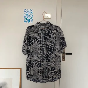 Skjorta  - Den här underbara skjortan vill jag helst inte säga hej då till, men tyvärr har jag bara använt den en gång..och det känns inte rätt! Silkesskjorta köpt på secondhand💛