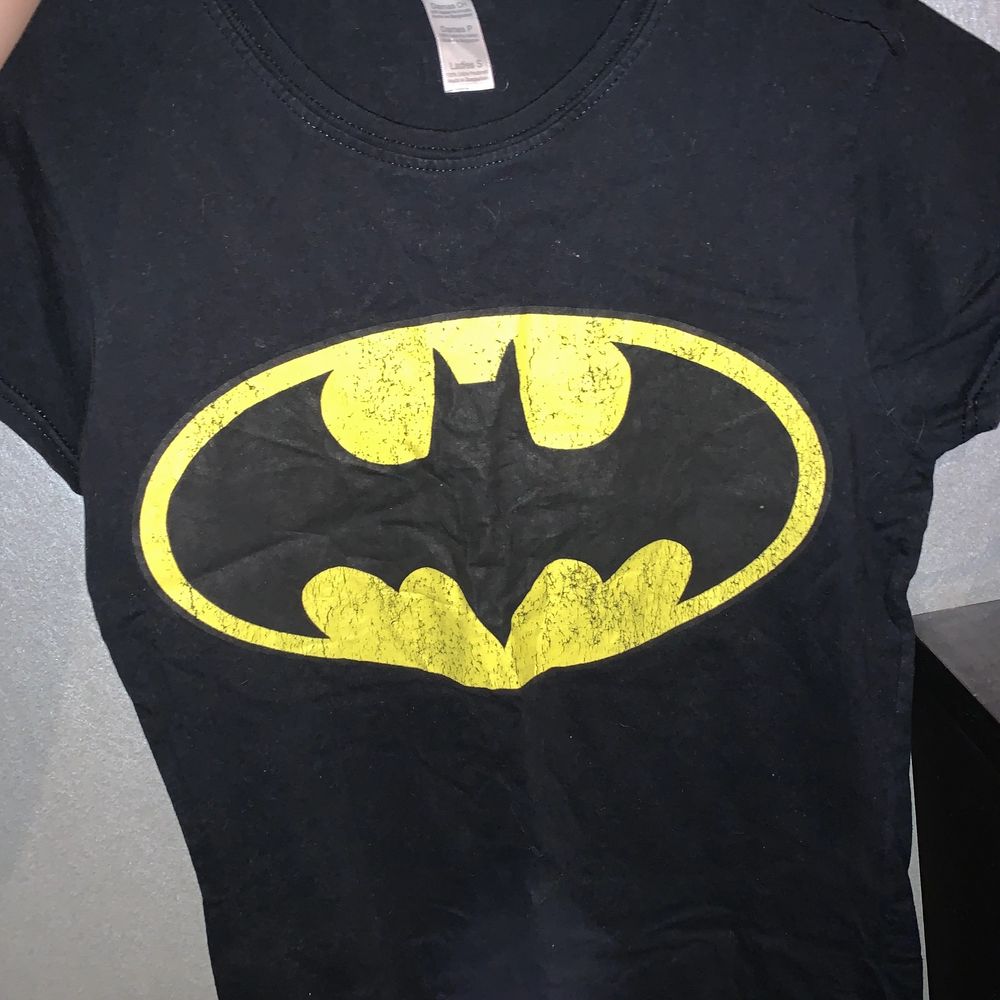 En svart Batman t-shirt som ej kommer till användning. Köptes på Sweet Love Sugar(heter nu Ovrhypd) på Emporia i Malmö för 129kr. Lite sliten, som man kan se på själva Batman loggan, men tycker personligen det är lite snyggt. Storlek S. Frakt 42kr.. Skjortor.