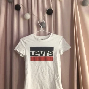 Levis t-shirt - Vit fin levis t-shirt som jag aldrig använder 