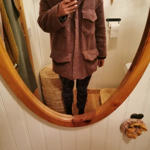 Oversize kappa  - Väldans snygg kappa som jag köpte från HM för antal år sedan! Kappan är oversize, färgen är dov rosa med matchande innerfoder samt att den är tovad. Tack vare innefodringen så blåser den ej igenom. Större knappar samt stora fickor. 