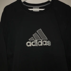 Vintage Adidas Sweatshirt - En Vintage Adidas sweatshirt i bra skick. Sitter som en L.