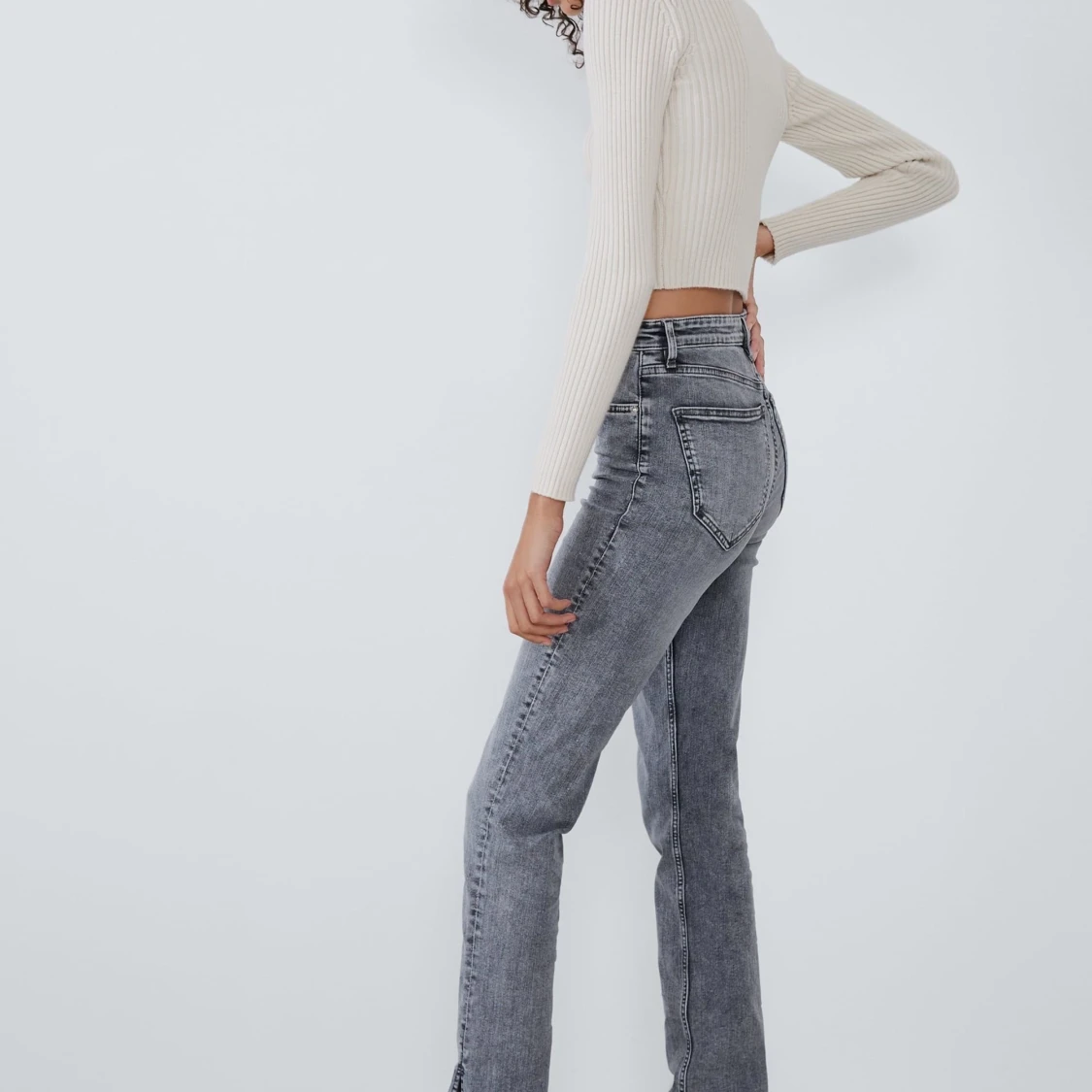 Populära gråa zara jeans med slits