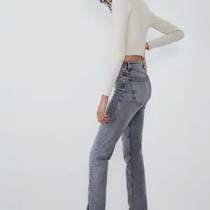 Säljer mina snygga gråa zara jeans med slits som sitter sjukt bra! Får dock ingen användning av dom längre.. buda i kommentarerna 🖤