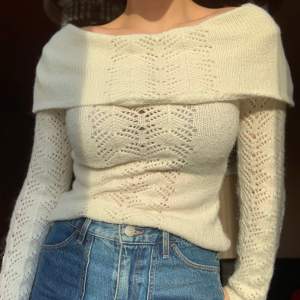 Superfin vit stickad off shoulder tröja perfekt för hösten och vintern🍁🤩 Frakt 50kr✨ men kan även mötas upp