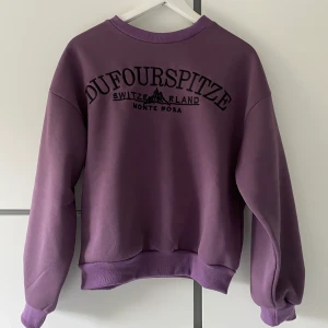 Lila sweatshirt  - Mysig sweatshirt från shein, aldrig använd, sitter snyggt på, storlek m men passar s/liten m skulle ja säga