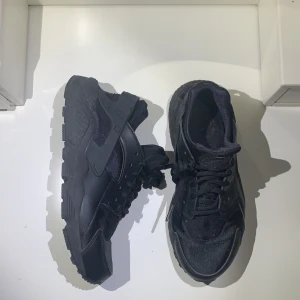 Nike  - Svara Nike skor har använt någon gång. säljer dem för använder dem inte. Storlek 40 men passar mig som har storlek 38 eftersom dem är extremt små i storleken.