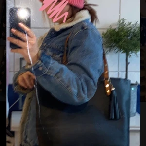 Väska🤎 - En svart läder väska med mocka färgade handtag🤎användes som skolväska, super bra skick för att vara använd! Den är stor och rymlig så man får plats med mycket, Köptes ca 4 år sen! Köparen betalar frakten📦