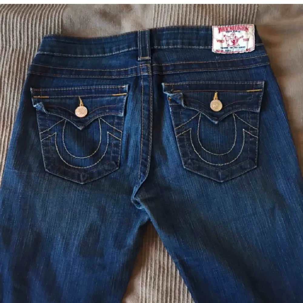 (inte min bild) as snygga true religion bootcut jeans köpta här på plick men tyvärr för långa bra skick! pris kan diskuteras. Jeans & Byxor.