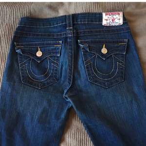 (inte min bild) as snygga true religion bootcut jeans köpta här på plick men tyvärr för långa bra skick! pris kan diskuteras