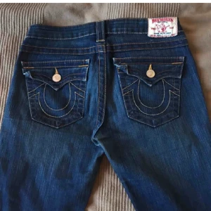 true religion jeans - (inte min bild) as snygga true religion bootcut jeans köpta här på plick men tyvärr för långa bra skick! pris kan diskuteras