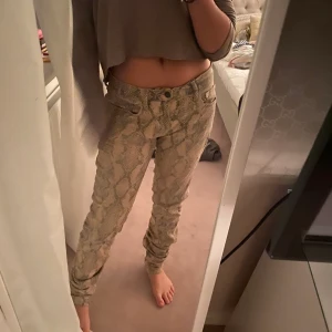 Vintage Zadig & Voltaire jeans  - Säljer mina älskade Zadig & Voltaire jeans med ormskinnsmönster. Älskar även att modellen är lite baggy också! Köptes för 3000kr och är i stl 26. Buda🐍