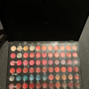 Eyeshsdow liquid - Platta med eyeshadow