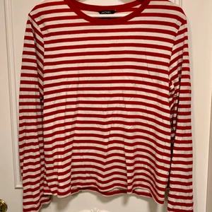 Långärmad tröja, Monki, S  - Superfin långärmad tröja från Monki, perfekt att ha under t shirts sol på bild nr 2. Säljer pga vill uppdatera min garderob 🌟 