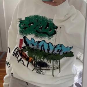 (Lånad första bild) En super fin sweatshirt med graffiti. Den är såå cool, den är oversize i modellen. 💞 frakt kan tillkomma buda från 150kr+63frakt