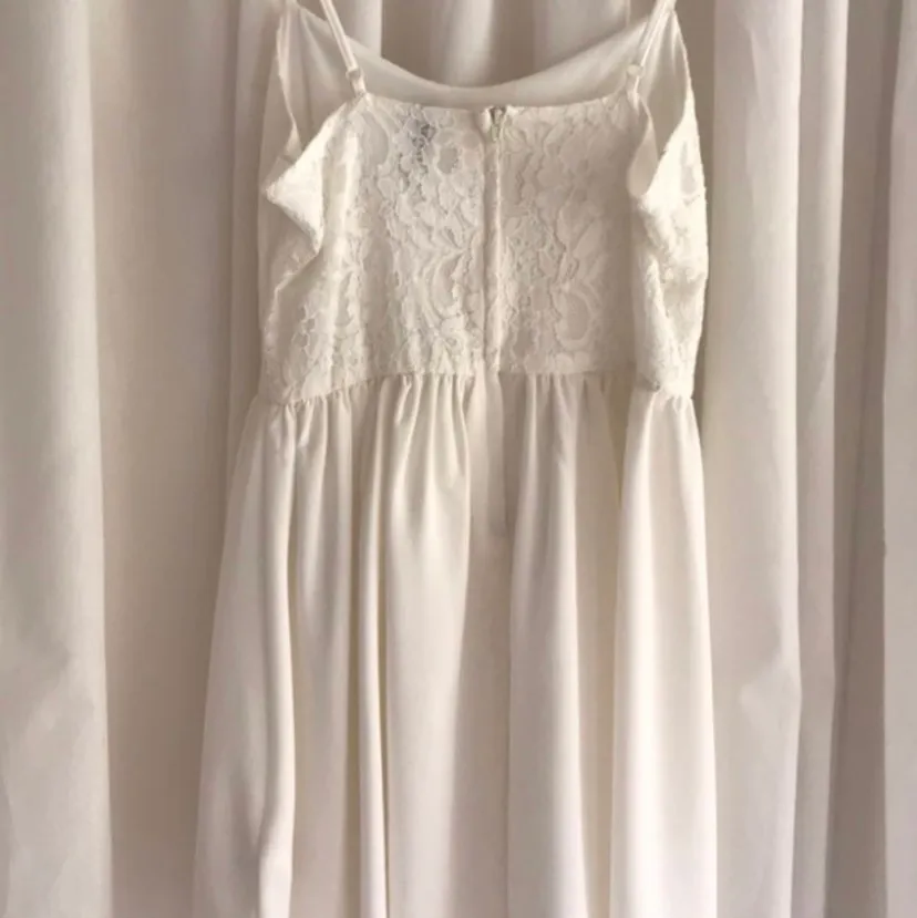 Spetsprydd vit klänning som jag själv använt på en skolavslutning. Endast använd en gång. . Klänningar.
