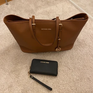 Michael kors väska och plånbok - Intressekoll på denna väska och plånbok. Väldigt bra skick! Nypris ca 4000