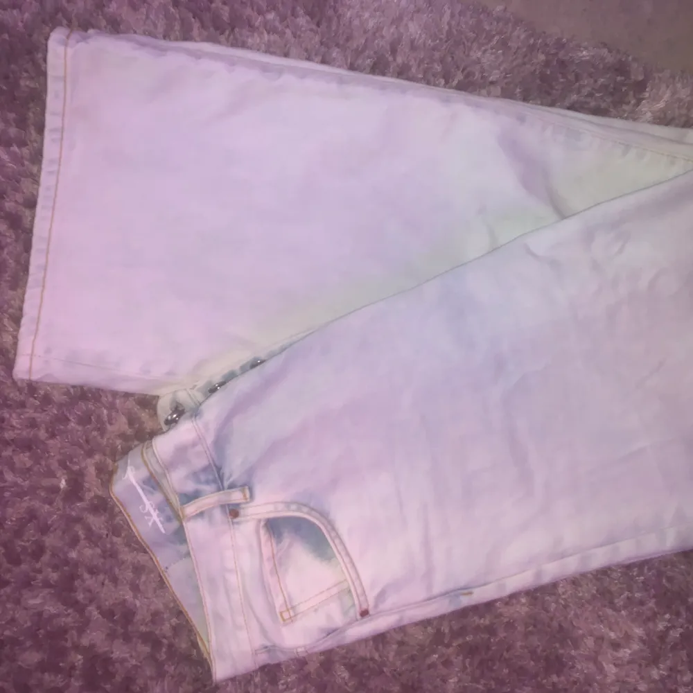 Suuupersnygga jeans från bikbok i stl L. Sitter väldigt oversized på mig som är S/M men funkar om man har bälte. Går ända ner till marken och jag är 168cm.☺️ Lägg bud eller köp direkt för 150kr👻 Köparen står för frakten🥰. Jeans & Byxor.