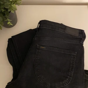 Jeans - Svarta jeans från Lee. Nypris 999kr. Säljs då det är för korta för mig som är 1.74cm