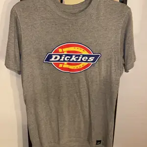 Säljer denna dickies T-shirt för att den inte kommer till användning längre. Ordinarie pris: 299kr 