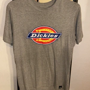 Dickies T-shirt  - Säljer denna dickies T-shirt för att den inte kommer till användning längre. Ordinarie pris: 299kr 
