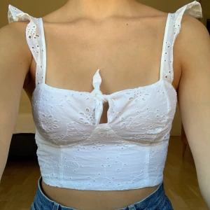 Vit spetstopp - 3 för 100kr på allt som kostar 45kr! Vit spetstopp från Bershka i fint skick! Dragkedja i sidan och smockad rygg. +44kr frakt(tänk på att fraktkostnaden kan ändras)