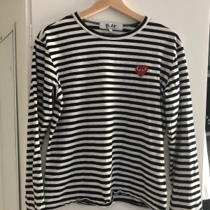 Comme des garcon longsleeve - Skick: 8/10 sparsamt använd inga hål eller fläckar.                                                          Nypris: 1499 köpt på paul and friends i NK.                   Storlek: L men i Kinesiska storlekar så passar S-M