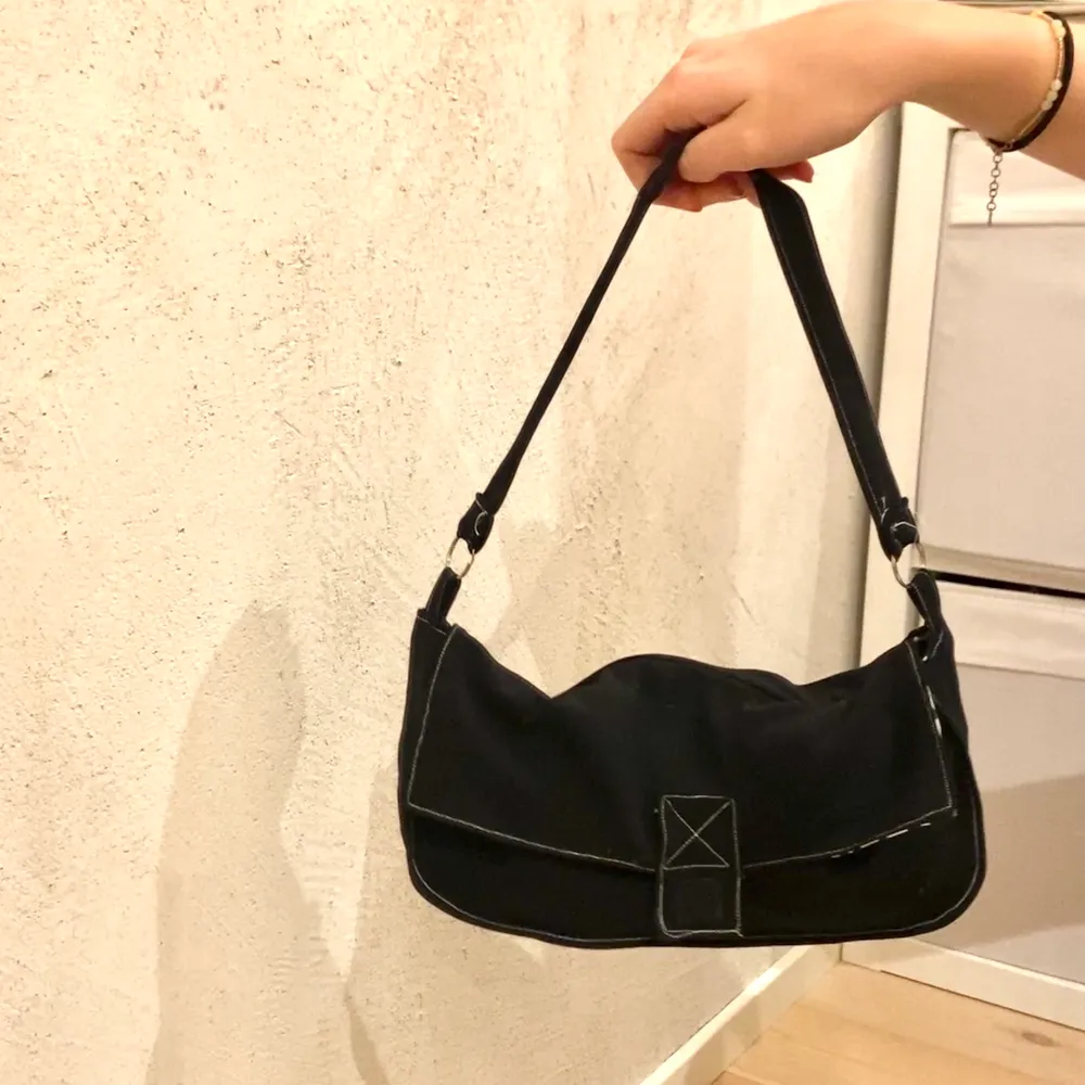 Handväska jag sytt själv inspirerad av Fendis ”Baguette bag”🌸 Är reversible, så ser likadan ut på båda sidor🥰 kan även sy upp i andra färger om nån är intresserad . Väskor.