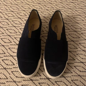 Sneakers  - Mörkblåa sneakers från WERA Stockholm i storlek 38. Mycket bra skick endast använda 3-4 gånger.