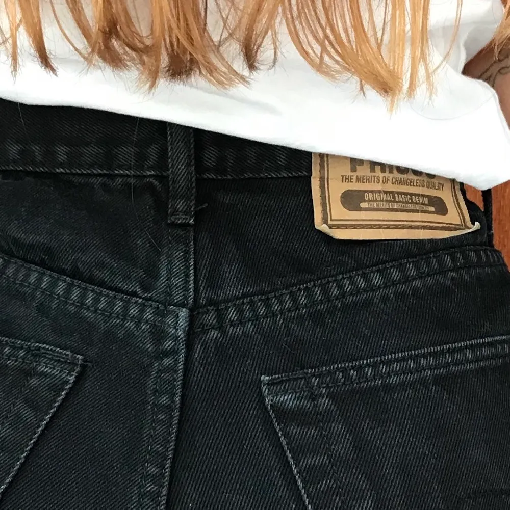 Coola sköna jeans shorts som är ett par avklippta frisco jeans. Säljs pga för små. Storlek s/m. Köparen står för frakten. Shorts.