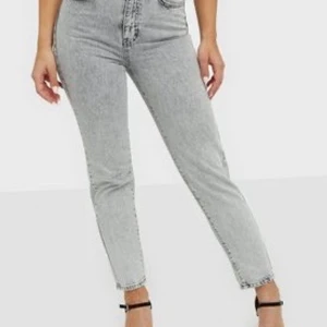 Gina Tricot Dagny Mom Jeans - Obs inte min bild, säljer mina dagny mom jeans då de inte har kommit till användning. Använda en gång och tvättade. Frakt tillkommer på 63kr