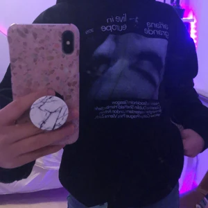 ariana grande sweetener hoodie - fick denna hoodie av hennes konsert från förra året priset var runt 800kr säljer den för 250 priset kan diskutera vid privat. 