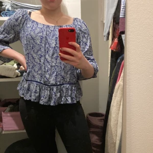 Superdry store blus/tröja, storlek xs/s - En fin blus/tröja från superdry store som köptes för länge sedan i London men använts fem ggr ungefär. Den kostade då 500-600kr.  Kan också användas som off shoulder. Kan passa en med medium också.  Köparen står för frakten, priset kan diskuteras! Har fler bilder 