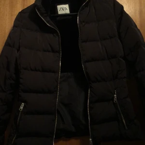 Zara Vinterjacka  - En varm vinterjacka från zara! Finns luva och bälte till! Stolek xs! 