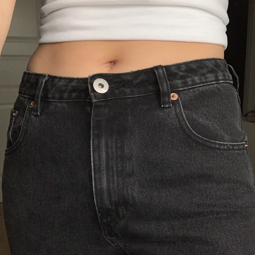 Svarta mom jeans från lager157 som jag tyvärr använder för lite! Gott skick och uppskattar storleken till M/L! Frakt tillkommer. Jeans & Byxor.