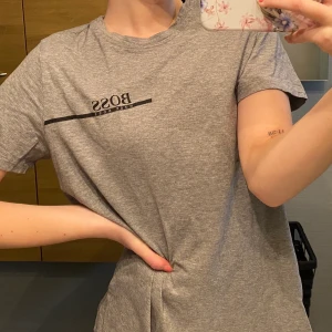 Hugo Boss t-shirt  - Grå skön T-shirt från Hugo Boss, använd några gånger 