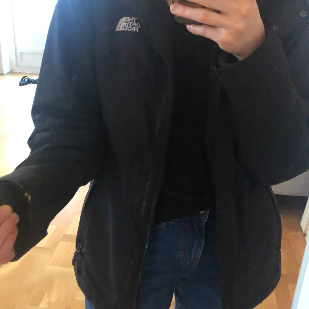 Authentic North Face jacket for winter season. I worn this one for a few years. It’s double form makes it suitable for autumn ans rainy summer days. Waterproof and wind resistant, it shows some defects at the sleeve bottom but apart from that it looks as new. . Jackor.