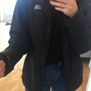 Authentic North Face jacket for winter season. I worn this one for a few years. It’s double form makes it suitable for autumn ans rainy summer days. Waterproof and wind resistant, it shows some defects at the sleeve bottom but apart from that it looks as new. 