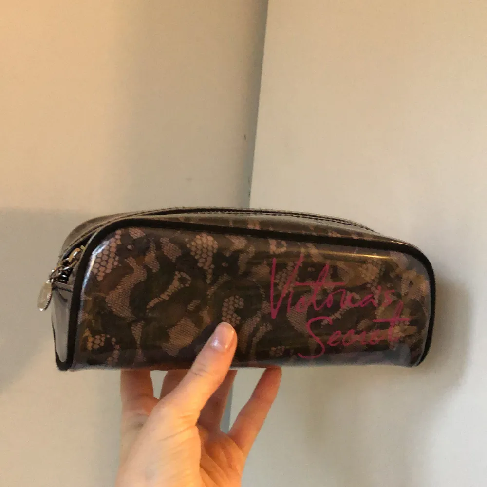 Ett superfint pennskrin/ necessär från Victoria secret. Kan användas till båda! I jätte bra skick! Leverans: Vet inte exakt om det kostar 59kr, det kan kosta mindre eller mer men du får stå för kostnaden :). Övrigt.