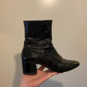 Klackisar från Vagabond - Extremt snygga stövletter söker ny ägare! Oerhört snygga. Tyvärr så är de lite för små för mig ;-( Små i storleken så de skulle lätt passa er som har strl 40 i skor! 🌸 (dragkedja på insidan) 