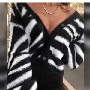 Zebra kofta - Jätteskön och mjuk kofta i zebra mönster! Köpte här på plick men knappt använt den sen dess, därför är den i nyskick utan något slitage. Den är i storlek M men jag som har S hade inga problem💗 (första bilden är lånad)