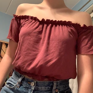 Off Shoulder-Topp - Ribbad off shoulder-topp från BikBok köpt i somras! Lätt urtvättad. Storlek saknas då jag klippt bort lappen (den skavde🤧), uppskattas vara storlek M! Passar bra på mig som vanligtvis köper storlek S. ♥️