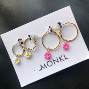 Blom örhängen  - (Bara de rosa kvar) Super fina trendiga örhängen med blomdetalj. Örhängena är aldrig använda och har kvar sin plombering! 11 kr frakt:).     Ett par för 35kr.