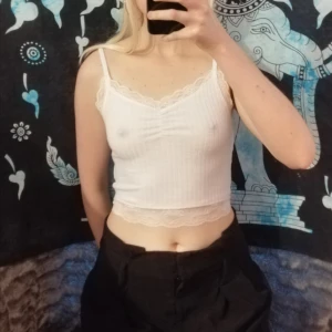 Vitt spetslinne - Gulligt vitt spetslinne. Frakt tillkommer. 