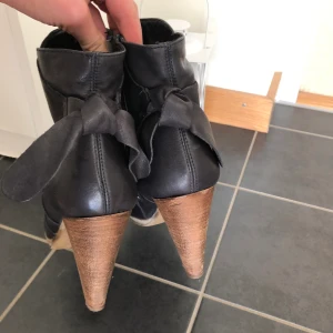 Stövletter i skinn ❣️ -  ✨Storlek 41 ✨Använda endast en gång, syns inte ens ✨Märket heter Hot Ice ✨Färg: mörkblå ✨Bekväma och stabila Har brist på plats, jag vill bli av med så fort som möjligt, där av priset  📍Finns i Mölnlycke 🚫Djurfritt och rökfritt hem 📮Kan skickas mot fraktkostnad(63 kr) 