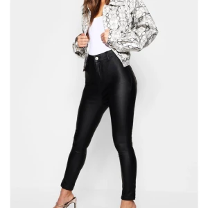 Skinny jeans - Ett par jätte fina skinn byxor som sitter fint på. Har inte använt dom en ända gång bara testat de. Blev ganska tajta vid rumpan så det är därför jag säljer. 