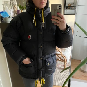 Fjällräven Expedition Down Lite - Säljer denna godingen! Strl. XXS men väldigt stor/rymlig i storleken så passar bra på mig som vanligtvis har S/M 🥰  Plussa på någon hundralapp för frakten 🌻 Ligger ute på fler sidor så först till kvarn!  Edit: Budet är 2300kr!