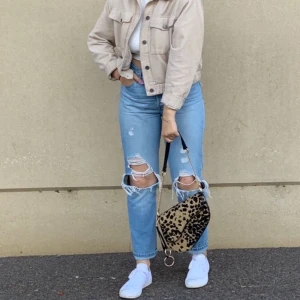 Levis 501 - Säljer dessa Levis 501 i storlek W28 L28. De är ca ett år gamla och sparsamt använda och inköpta för 1200kr (tvättas såklart innan dem skickas) om ni har fler frågor så hör av er🥰🥰