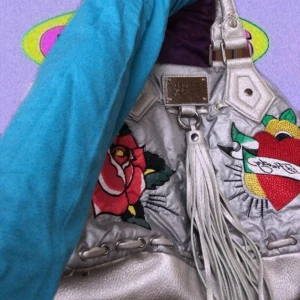 ÄKTA ED HARDY VÄSKA  - Äkta ed hardy väska!! Använd kanske 5 gånger. Så verkligen bra skick! 40 cm på bredden & 23 cm på höjden. 