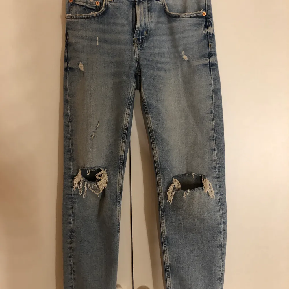 Jeans från Zara i storlek 34, i väldigt bra skick! Köparen står för frakten✨. Jeans & Byxor.