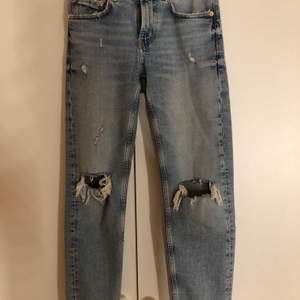Jeans från Zara i storlek 34, i väldigt bra skick! Köparen står för frakten✨